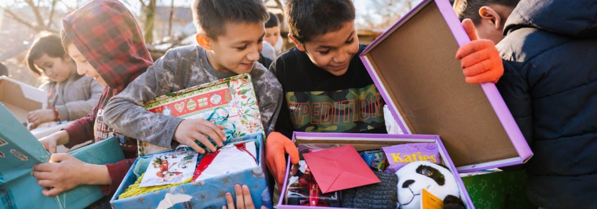 Schuhkarton öffnen Kinder öffnen Geschenke